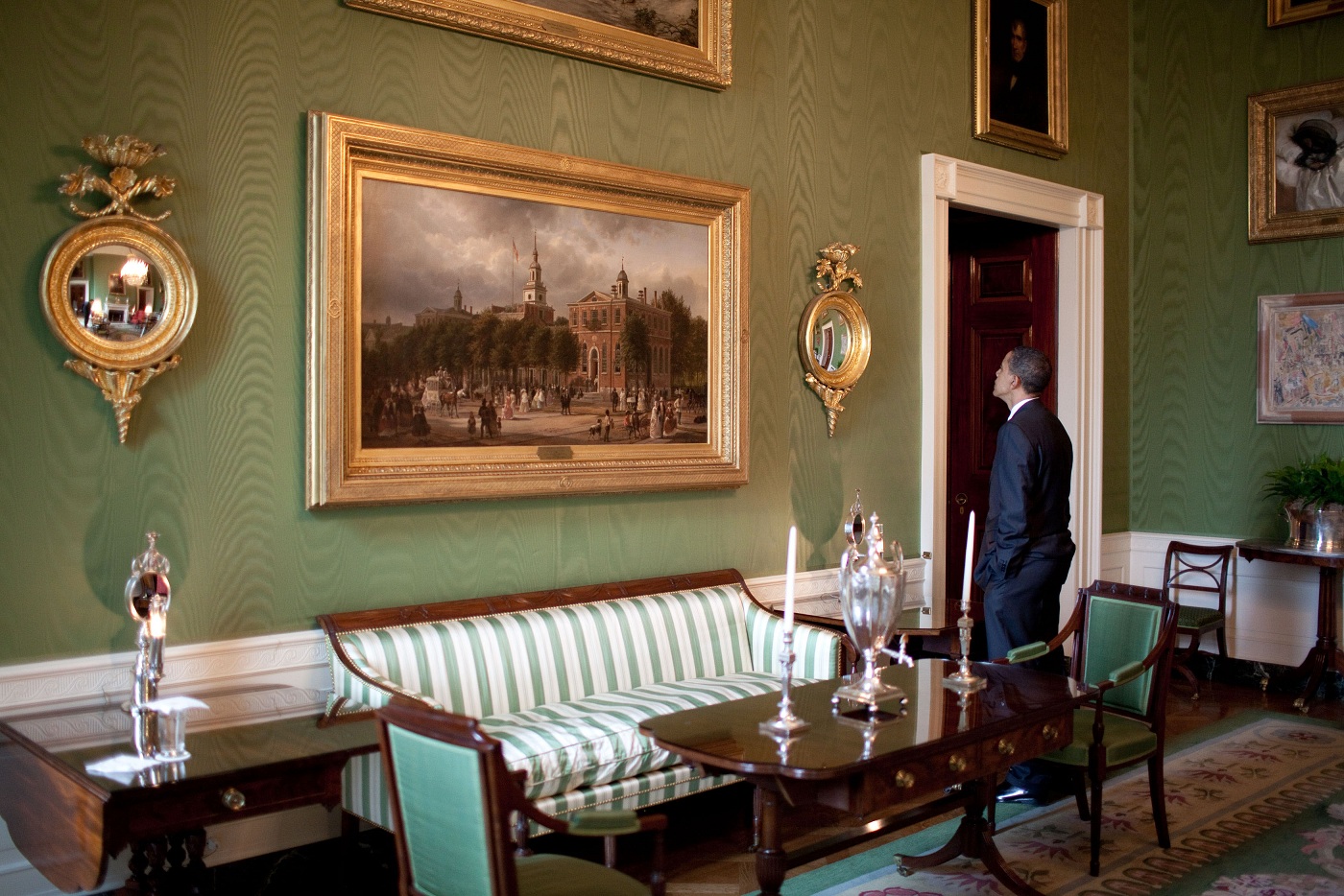 http://4.bp.blogspot.com/-_D4kHhdWefM/Tiru3MY78XI/AAAAAAAAAms/eE5X-9meIWI/s1600/0519-0908-2814-2734_president_barack_obama_standing_in_the_green_room_of_the_white_house_o.jpg