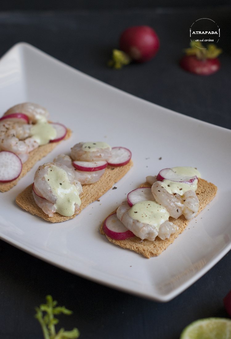 GAMBAS MARINADAS CON MAYONESA DE WASABI Y RABANOS Atrapada en mi cocina