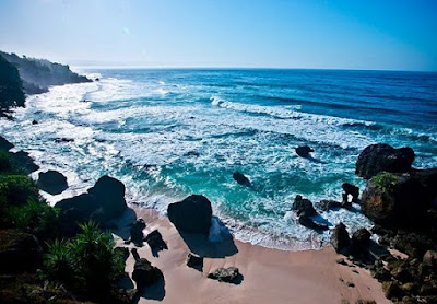 9 Pantai Paling Eksotik di Indonesia yang Wajib Kamu Kunjungi selain Bali dan Lombok 9 Pantai Paling Eksotik di Indonesia yang Wajib Kamu Kunjungi selain Bali dan Lombok
