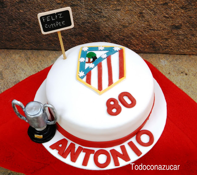 Tarta De Moka Y Almendra Crujiente  Del Atlético De Madrid
