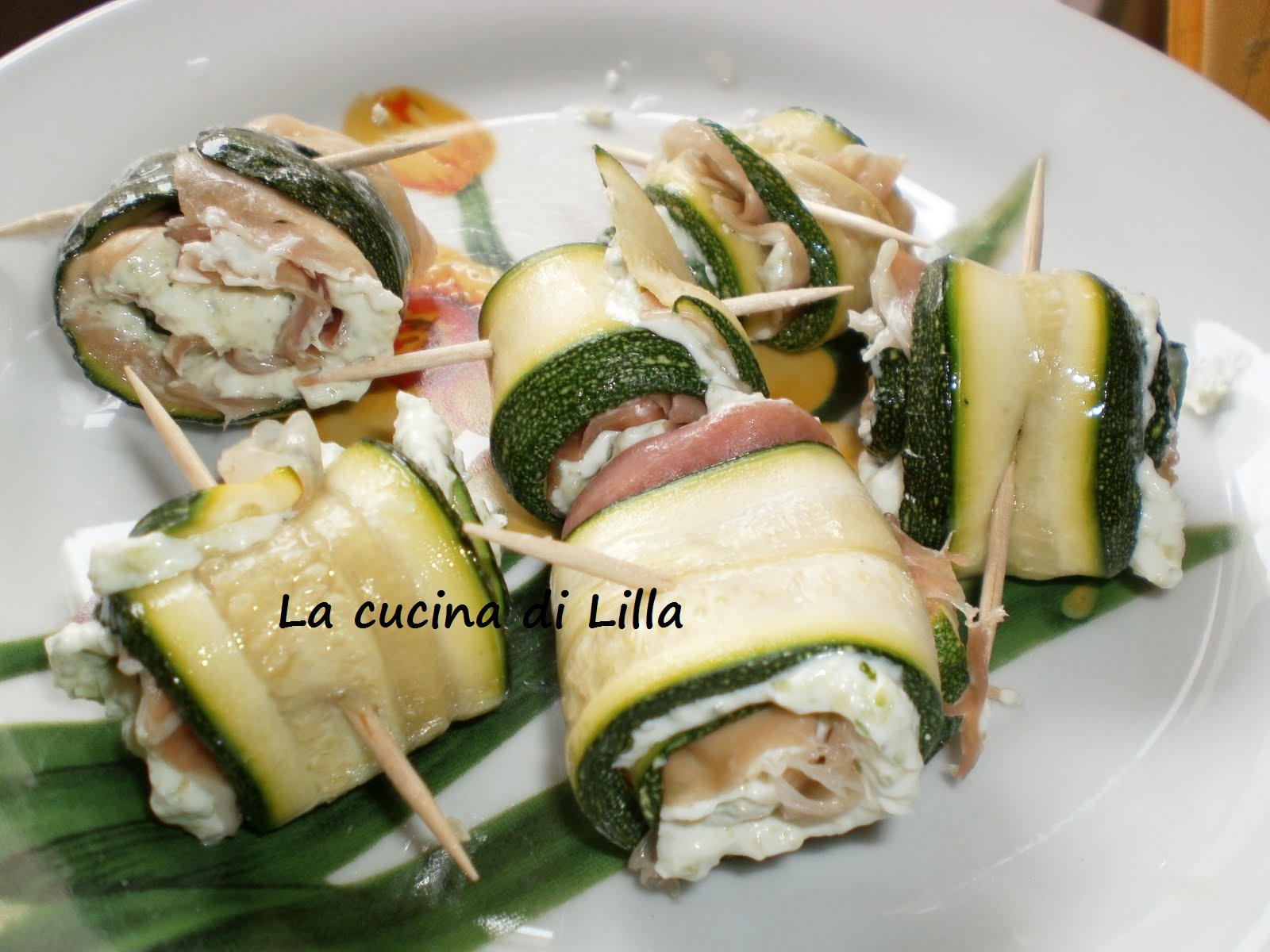 Antipasti Involtini di zucchine, prosciutto e philadelphia