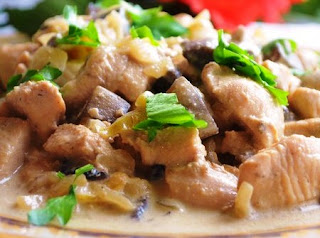 Куриное филе с грибами и перцем в сметане