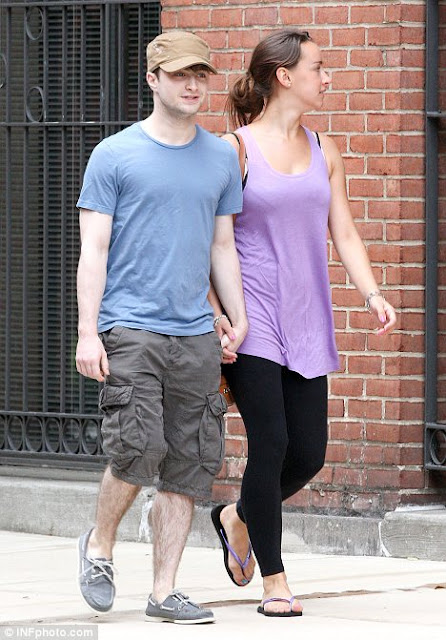 blogbelajarpintar.blogspot.com http://4.bp.blogspot.com/-_HMM7MH-iUw/Tk2LECLfJKI/AAAAAAACIa8/3sAgAe1LguA/s1600/daniel-radcliffe-girlfriend-03.jpg