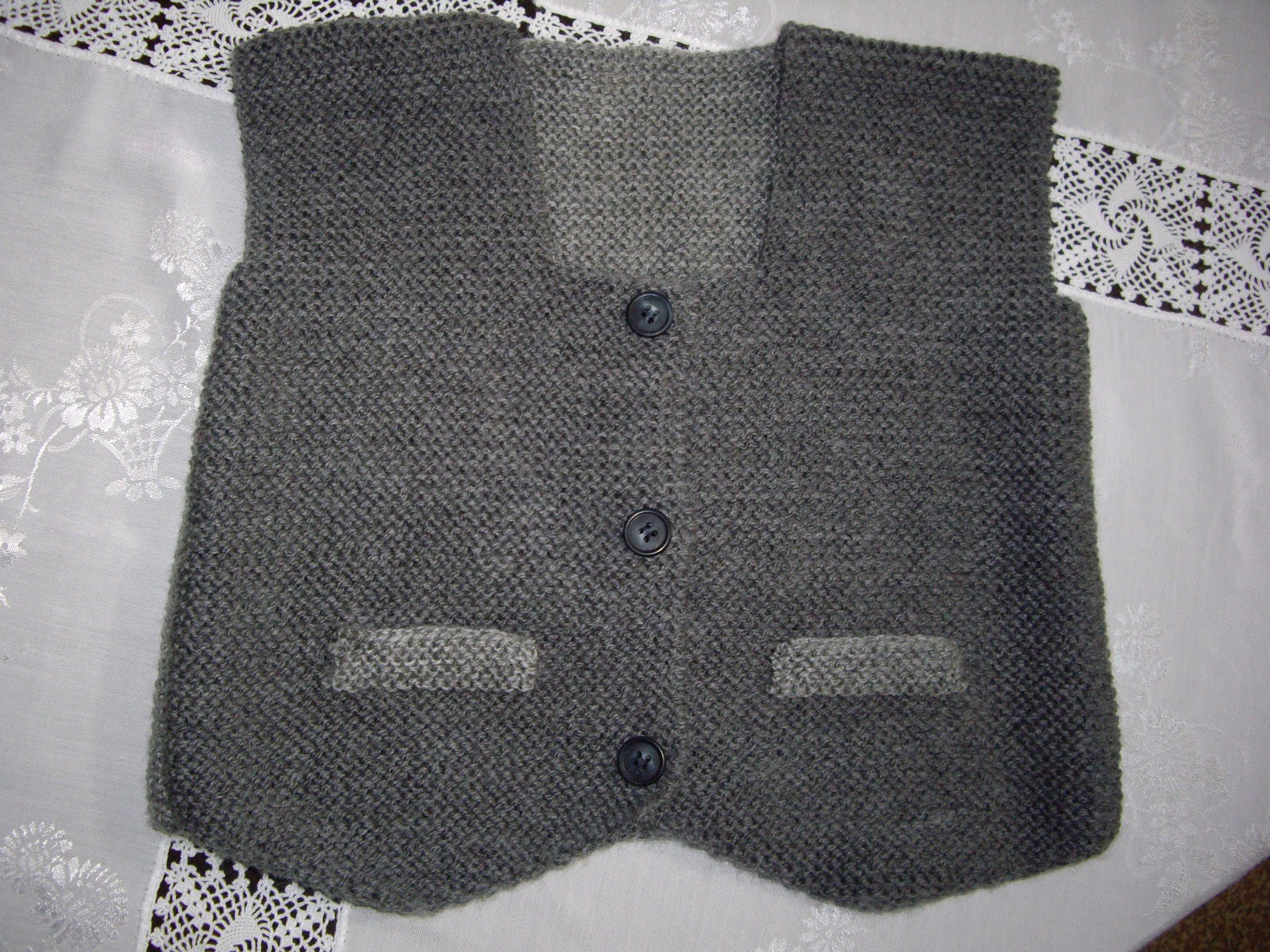 FATES�in örgüleri erkek bebek yeleği (cepken)şapka ve papyonu