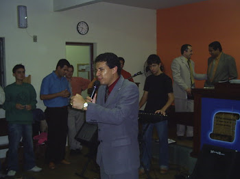 Ministrando a Palavra de Deus.