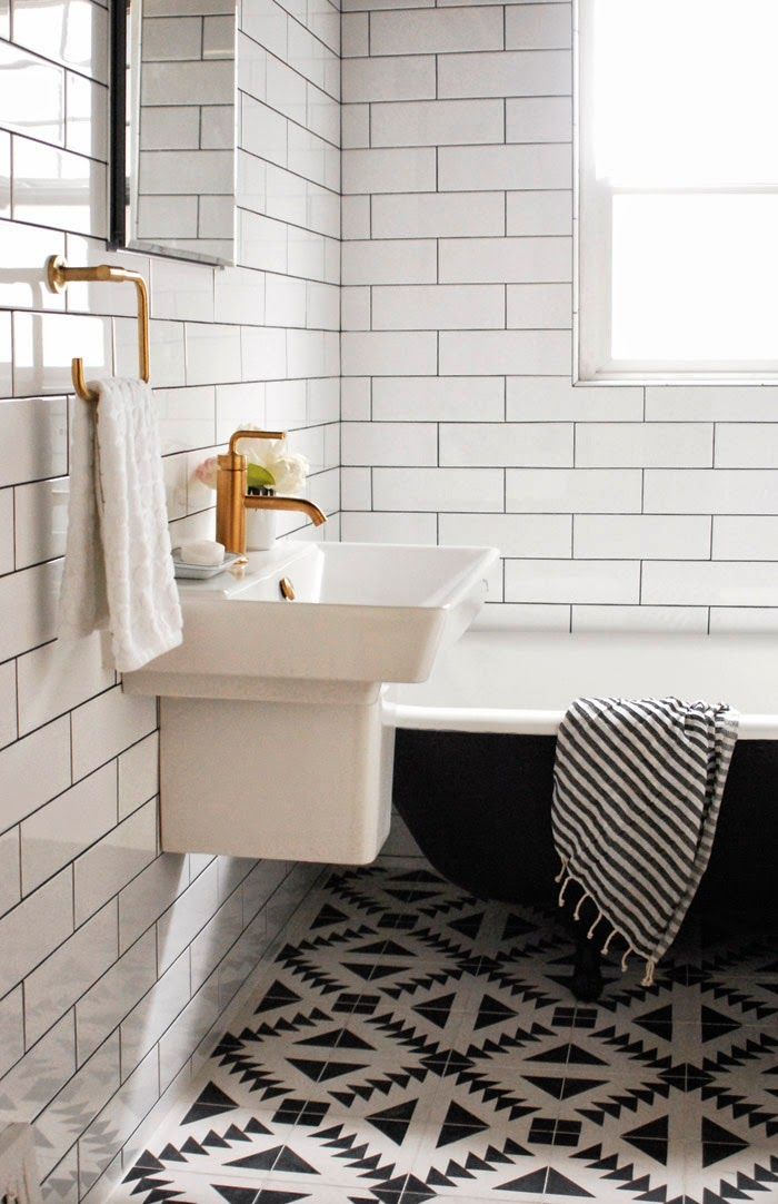 {Friday Favorites} 10 Incredibly Beautiful White Bathrooms Little