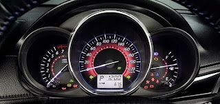 Bảng đồng hồ Toyota vios 2016 phiên bản mới. Bảng điều khiển cũng có nét thay đổi lớn khi bảng đồng hồ đã trở về vị trí truyền thống sau tay lái