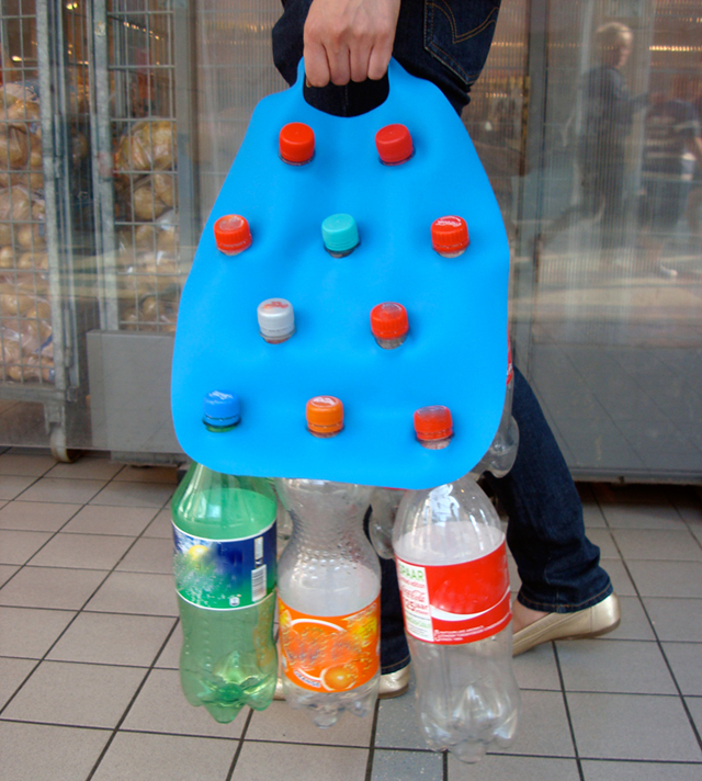 Levando garrafas PET para reciclagem