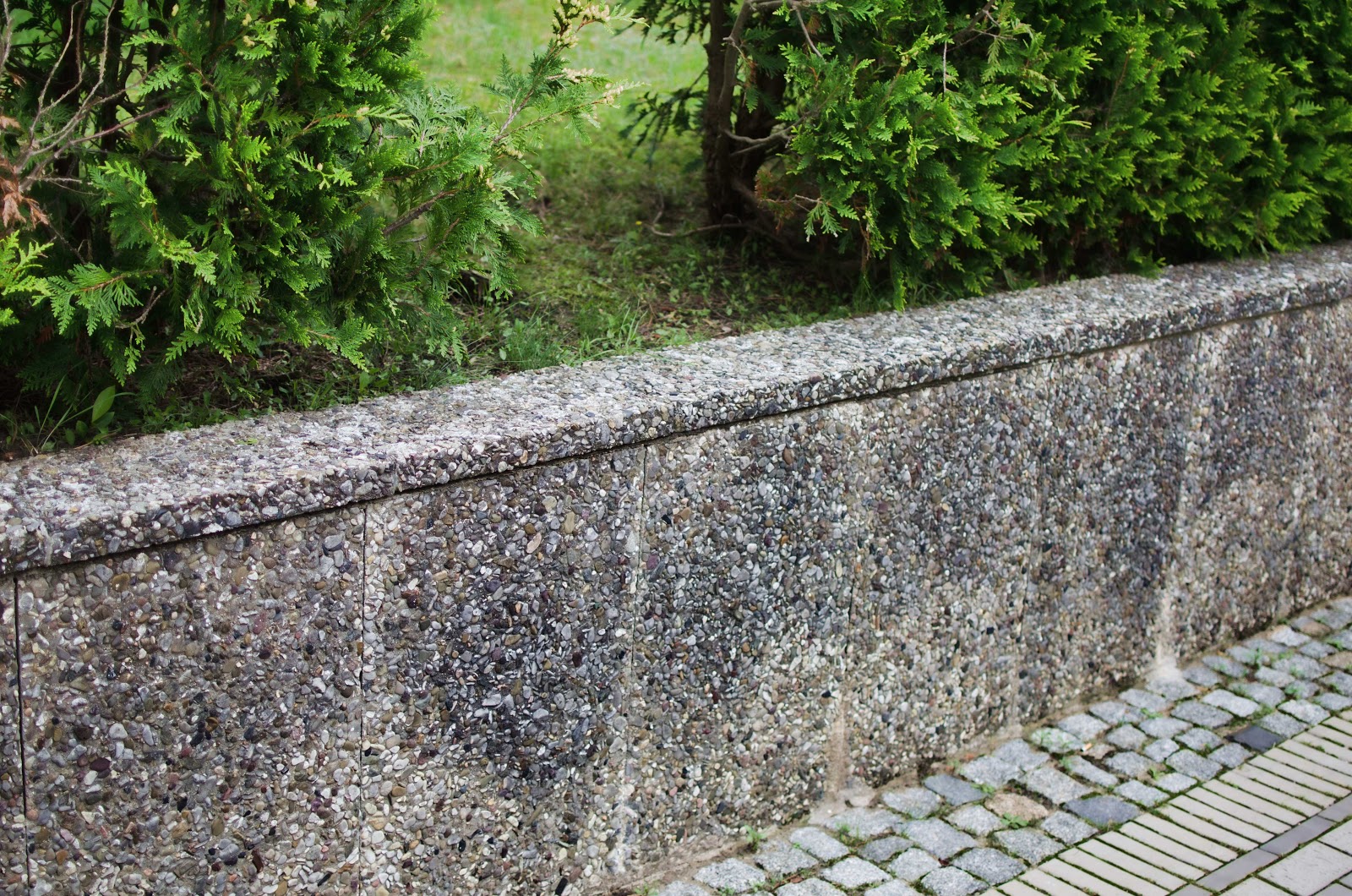 Deutscher Zaun: 0015 Zaun, Mauer, Waschbeton, Norddeutschland, 2015 Deutscher Zaun: 0015 Zaun, Mauer, Waschbeton, Norddeutschland, 2015