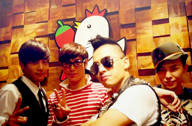 Se7en G-D TOP y TaeYang en Yeolbong Chicken!!  Gdragon+top+taeyang+se7en