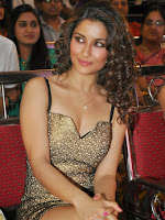 Madhurima sizzing at Best actors audio launch-cover-photo