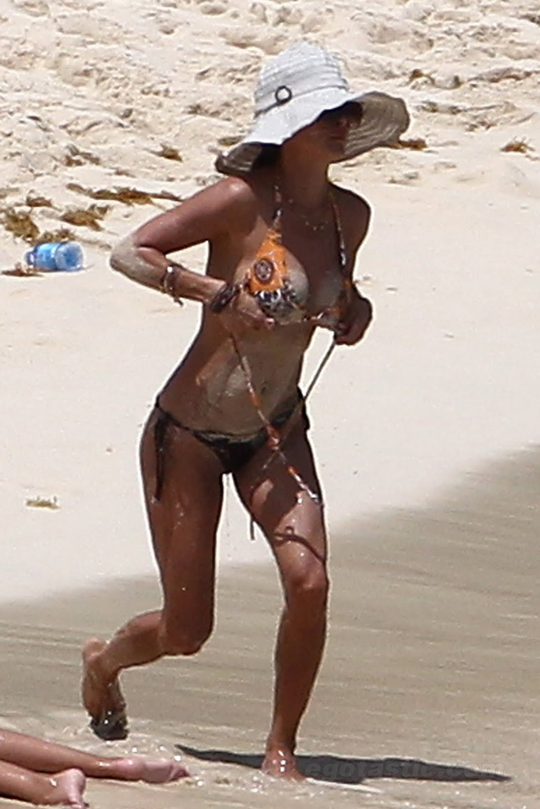 http://4.bp.blogspot.com/-_L50wUMenoI/TkVdQPKk6KI/AAAAAAAAFt8/vgbMsA-0wfU/s1600/brooke-burke-bikini-beach-france-08.jpg