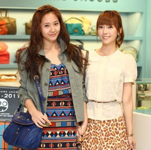 http://4.bp.blogspot.com/-_LyQxy0XFsM/ToU6bZDJlQI/AAAAAAAAM1s/MmKTbndeleI/s400/krystal+and+jessica.jpg