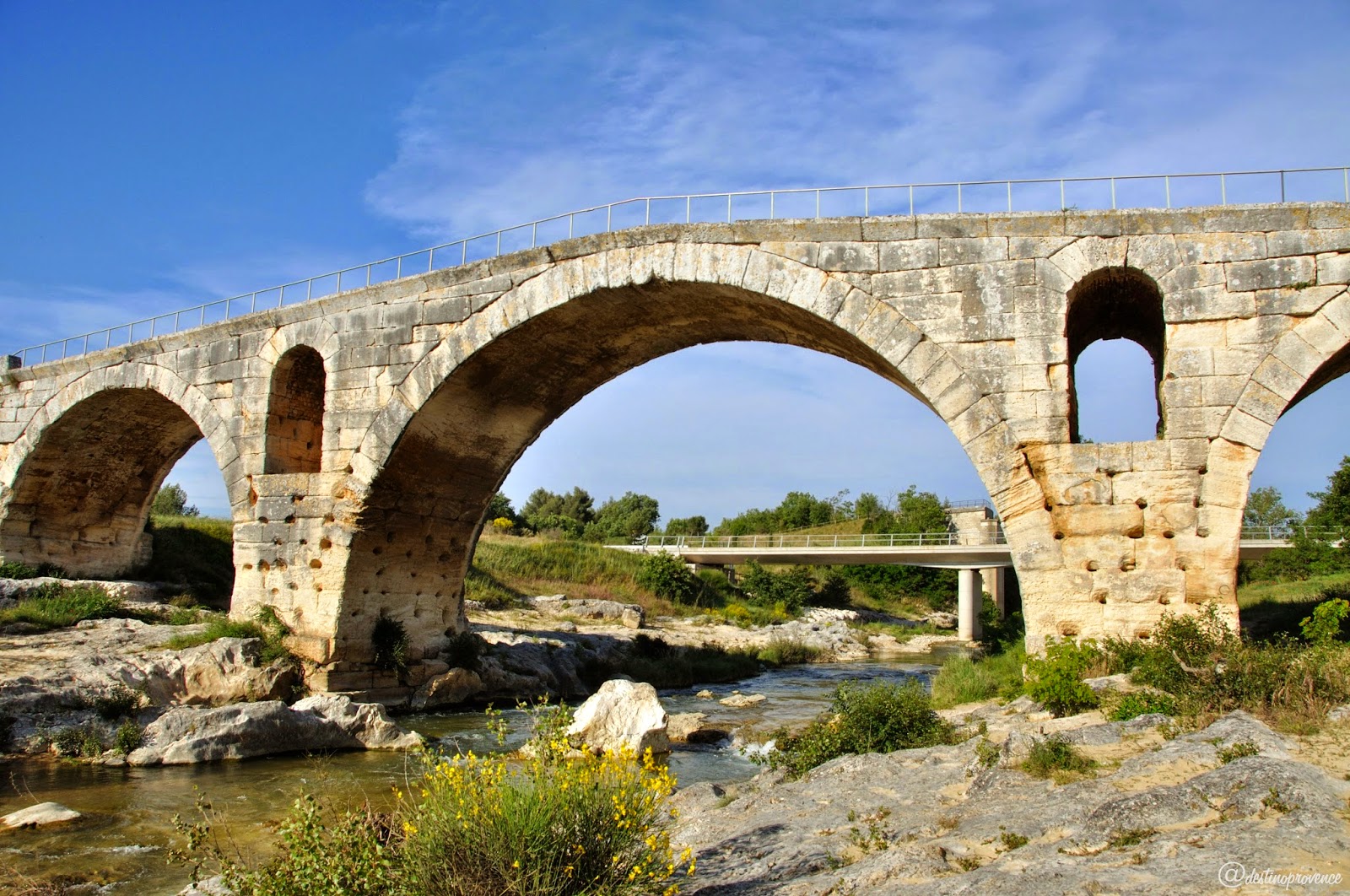 Pont Julien, Provence