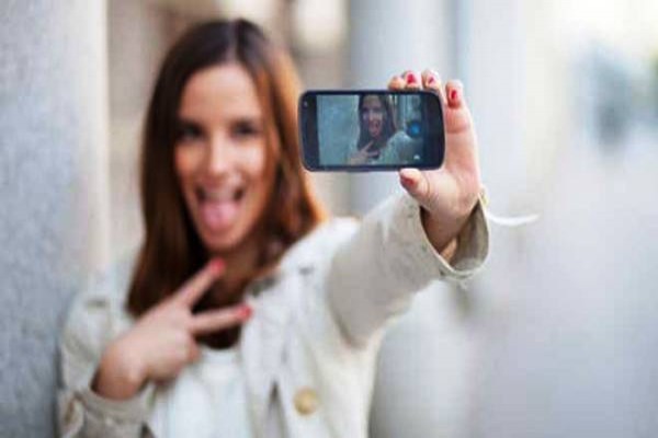 Wanita Selfie Tanpa Busana