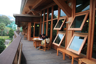 北投圖書館戶外陽台的空間靜謐舒適，自然會吸引讀者到外頭看書。