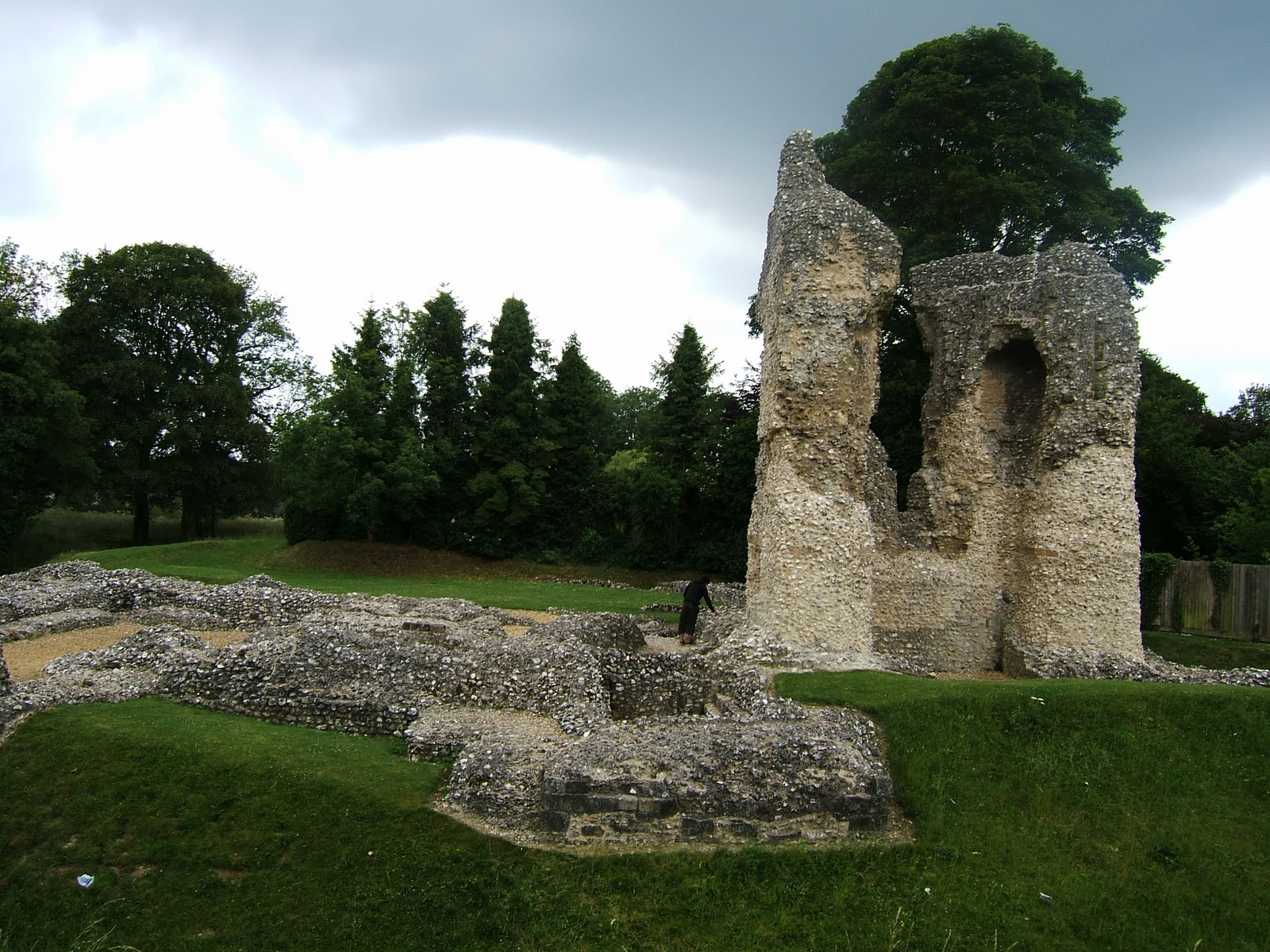 LIVING THE HISTORY LUDGERSHALL CASTLE