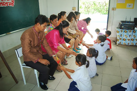 นักเรียนแต่ละคนนำธูปเทียนดอกไม้มาบูชาครู