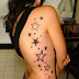 Estrelas pretas na lateral do corpo feminino