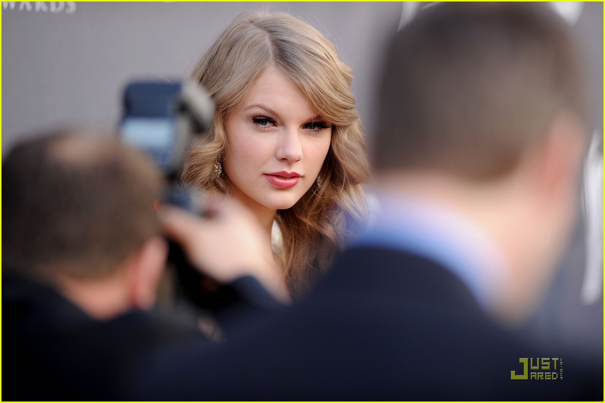 http://4.bp.blogspot.com/-_S0iVnFeOTU/TZlbCSiDgSI/AAAAAAAAfSg/9vUuu0j4m6Y/s1600/Taylor%2BSwift3.jpg