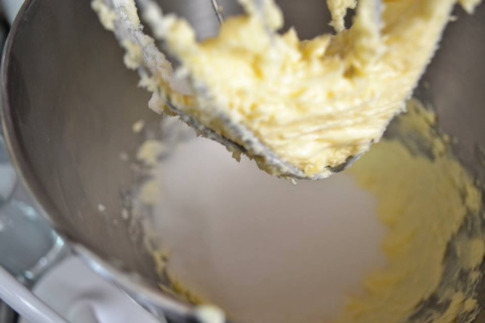 FotoPastel: Paso a paso para decorar una tarta con Mariposas Precortadas en  papel de arroz