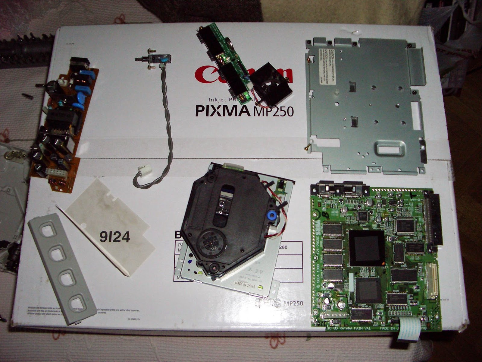 Unidad de GD-ROM separada de su placa adjunta Unidad de GD-ROM separada de su placa adjunta