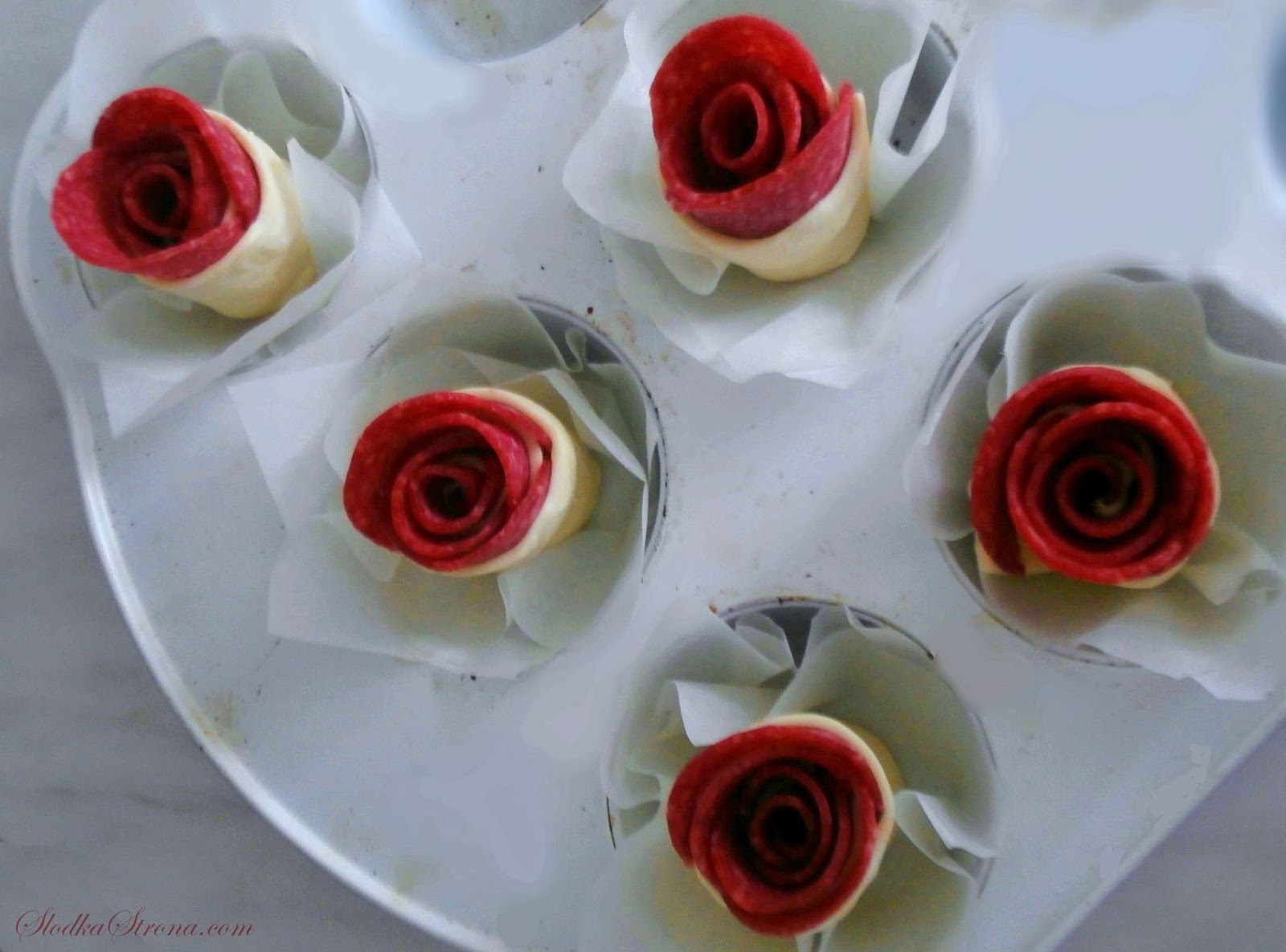 Róże z Ciasta Francuskiego i Salami - Przepisy - Słodka Strona