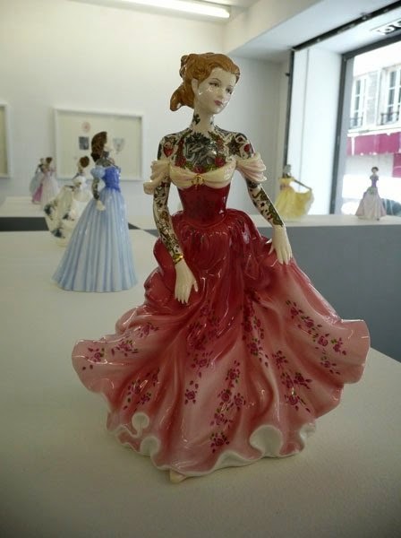 Jessica Harrison esculturas figuras porcelana mulheres tatuadas Jessica Harrison esculturas figuras porcelana mulheres tatuadas