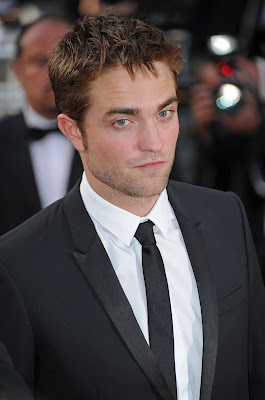 http://4.bp.blogspot.com/-_V_4xg7qj4U/T76HeSxSOBI/AAAAAAAAKM8/tM64lfribhM/s400/pattinsonlife-cannes2012-+%252843%2529.jpg