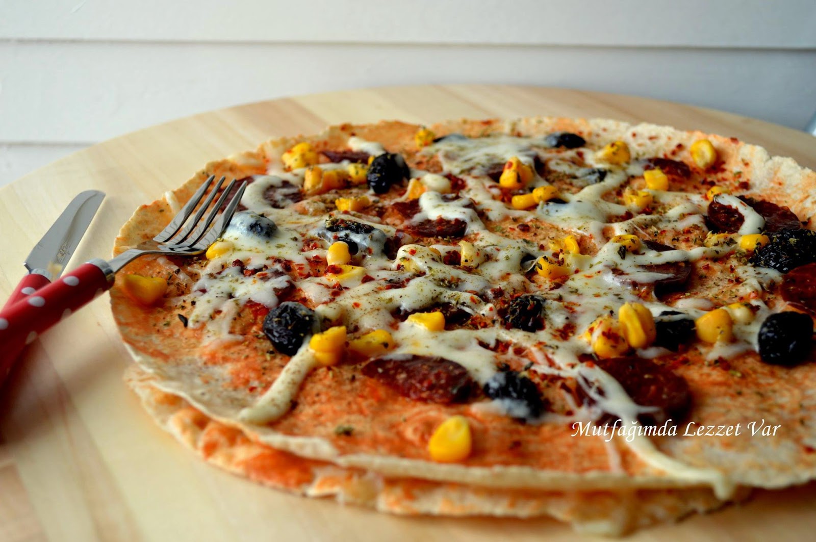 Evde 5 Dakikada Pizza Tarifi Evde 5 Dakikada Pizza Tarifi