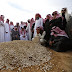 Mourners gather around the grave of Saudi King Abdullah