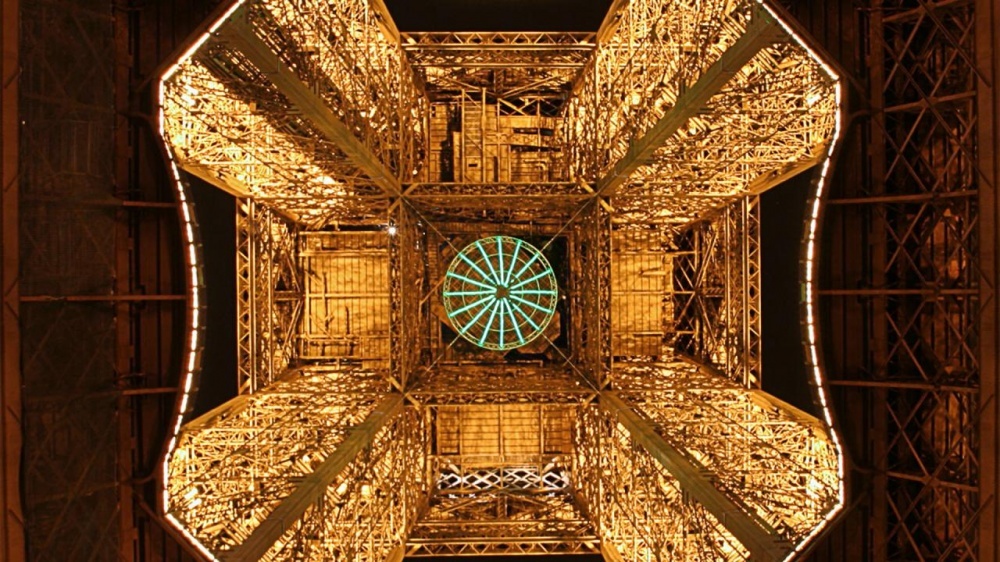 The 100 best photographs ever taken without photoshop - Eiffel Tower from the bottom