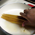 Elle ajoute des pâtes crues dans une casseroles, 20 minutes plus tard... Il s'en lèche les lèvres!!