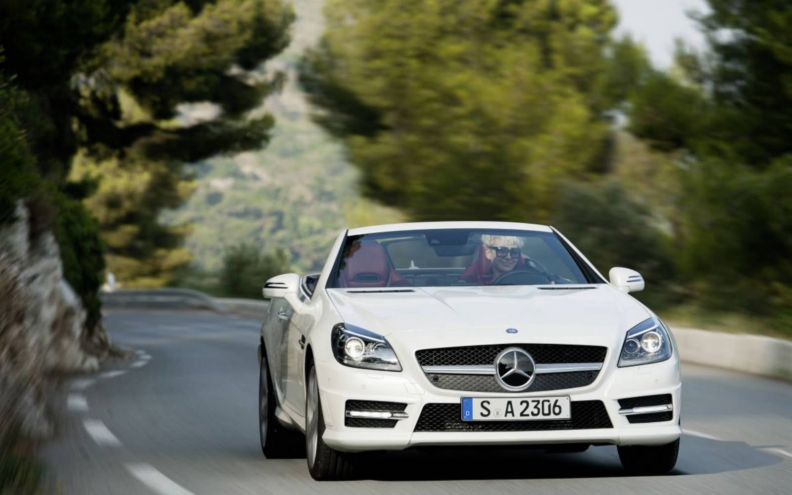 http://4.bp.blogspot.com/-_Y90E7l3llI/TlifBmry7eI/AAAAAAAAD8E/Fi0AsRE3fVc/s1600/2011_Mercedes_SLK_wallpaper_1.jpg
