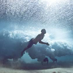 Foto Fantastis Berenang di Bawah Gelombang Laut