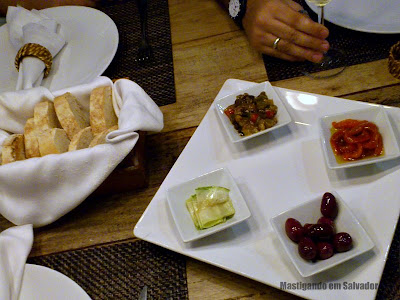 Speciali Pizza Bar: entrada Mediterrâneo e cesta de Pão Ciabatta Speciali Pizza Bar: entrada Mediterrâneo e cesta de Pão Ciabatta