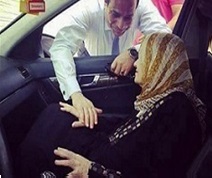 قبل الرحيل : الرئيس ممسكاً بيد والدته مع الإبتسامة التي إعتادت عليها 