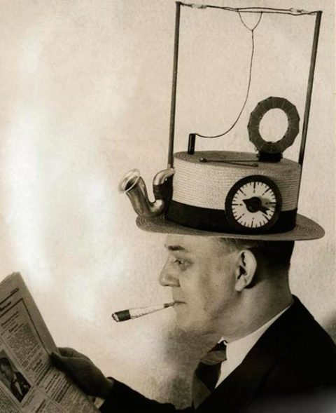 Walkman`in henüz icat edilmediği yıllarda şapkada taşınan radyo önemli bir icattı.