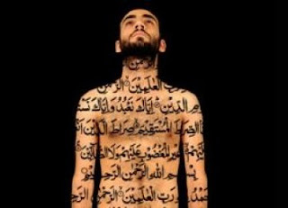 pria-telanjang-dengan-ayat-ayat-Al-Quran-ditubuhnya