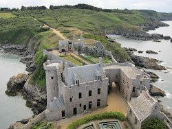 Bien situé le Fort la Latte pour défendre l'accès à St-Malo