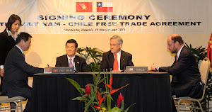 Presidente Sebastian Piñera firmando TlC entre Chile y Vietman