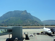Ruta de Palerm a l'aeroport. L'avió de Vueling esperantnos per volar a BCN, . (aeroport palermo)