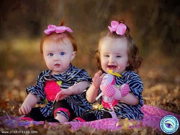 Image bébé fille jumelle Une jolie image bébé fille jumelle