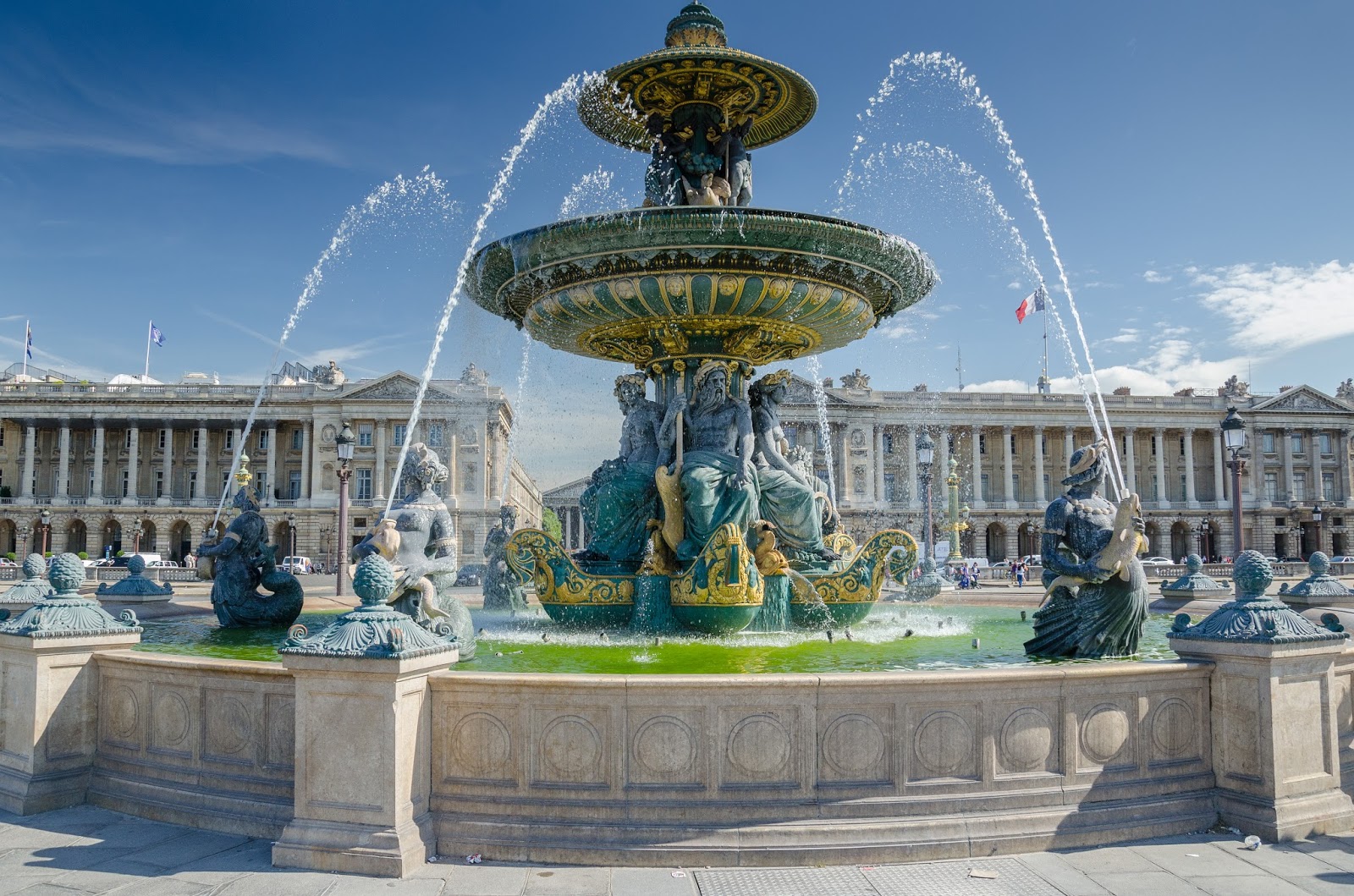 Один з двох красивих фонтанів на Площі Згоди (фр. Place de la Concorde)