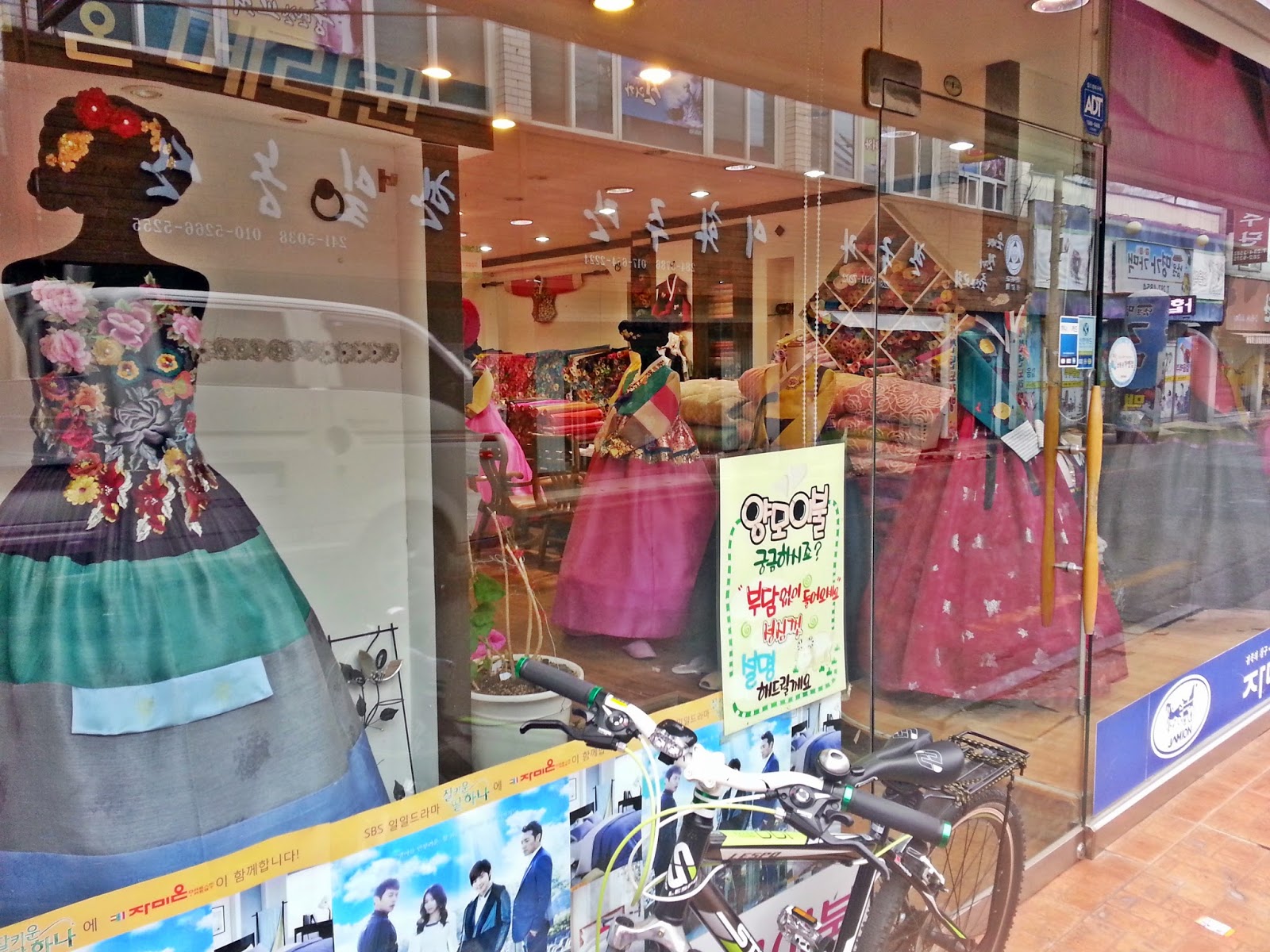 Hanbok stores in Jeonju Hanok Village Jeonju Hanok Village Slow City | meheartseoul.blogspot.com