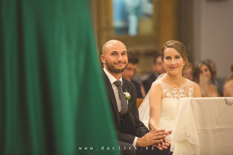 novios emocionados en la ceremonia de boda