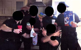 Berfoto Narsis di TKP, 5 Polisi Ini Di Pecat Berfoto Narsis di TKP, 5 Polisi Ini Di Pecat