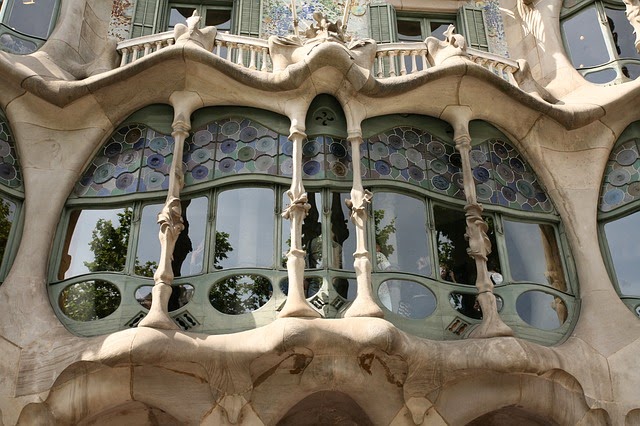 http://4.bp.blogspot.com/-_h7uzI1paHU/VMd1EYV7LKI/AAAAAAAAAcE/fzlDM9Y66yY/s1600/fenetre-gaudi-barcelone.jpg