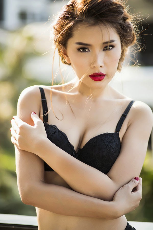 Siêu mẫu Lan Hương nóng bỏng với bikini