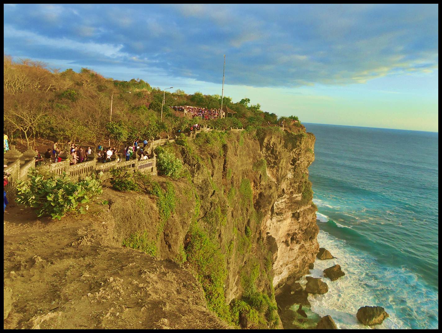 Jalan-jalan ke Uluwatu di Bali ~ JALAN JALAN MAKAN MAKAN